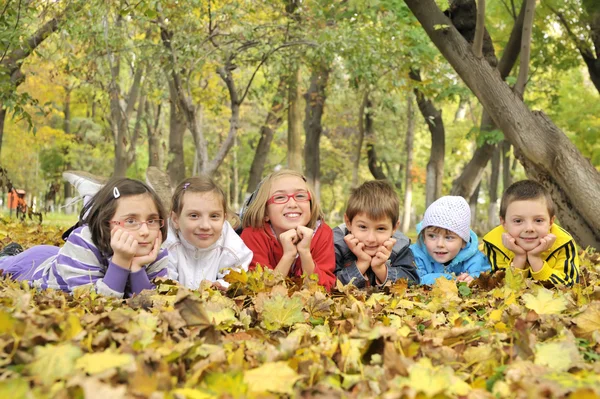 Bambini sdraiati sulle foglie — Foto Stock