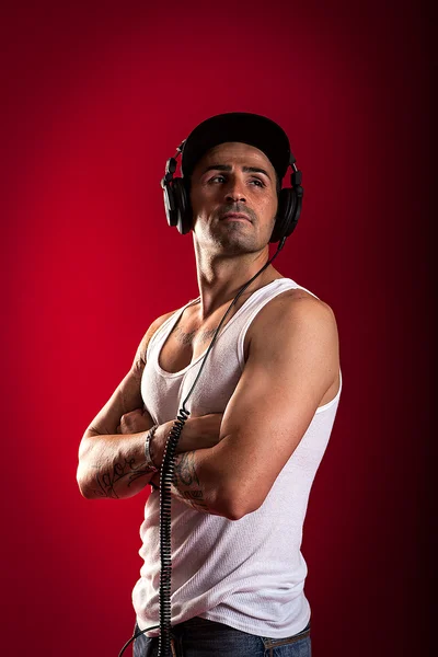 DJ framför en röd bakgrund — Stockfoto
