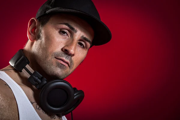 DJ framför en röd bakgrund — Stockfoto