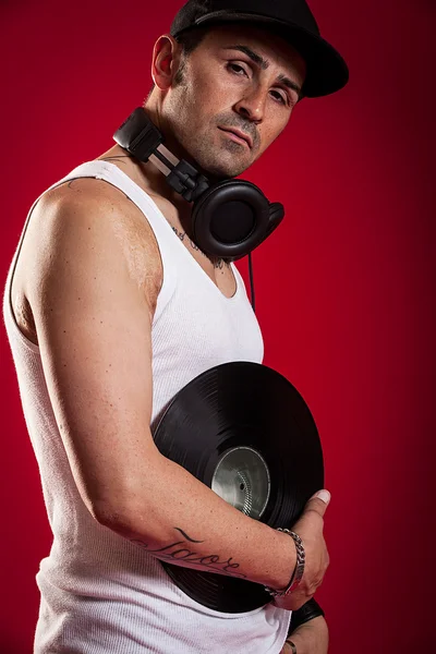 DJ davanti a uno sfondo rosso — Foto Stock