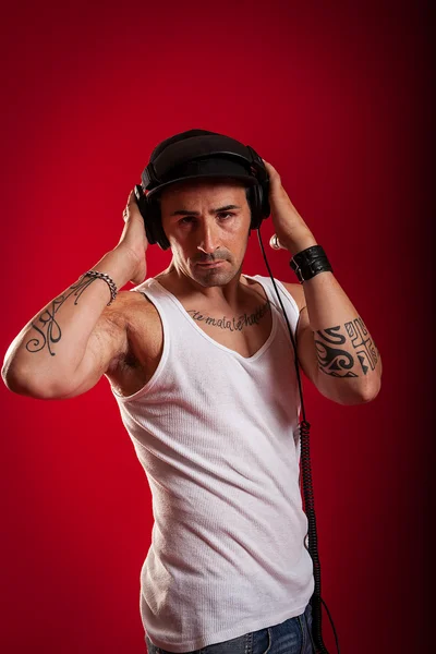DJ na frente de um fundo vermelho — Fotografia de Stock