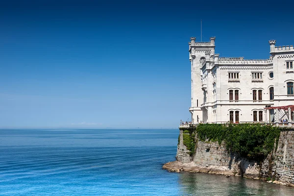 Burg auf dem Meer — Stockfoto