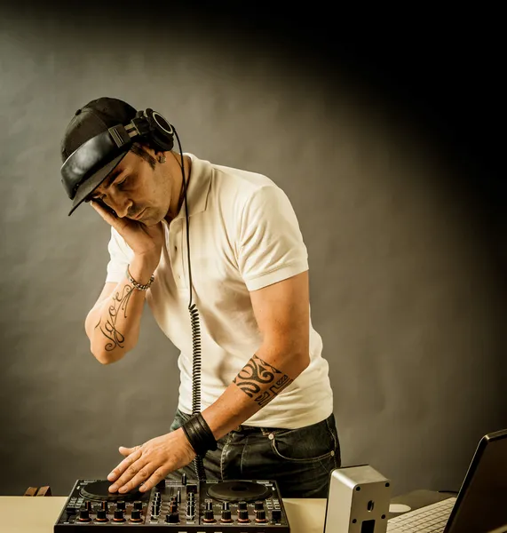 DJ на роботі — стокове фото