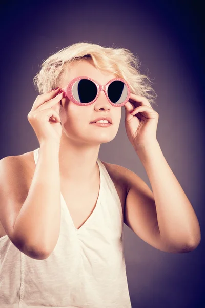 Poseren met zonnebril — Stockfoto