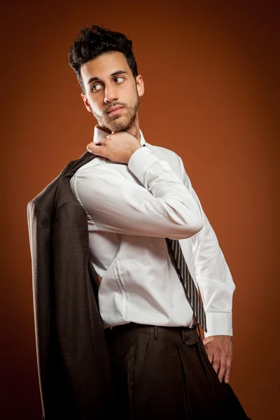 Empresário com jaqueta sobre os ombros — Fotografia de Stock