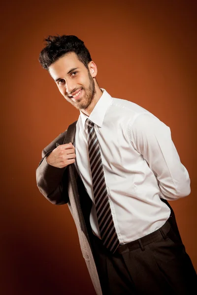 Χαμογελαστός άνθρωπος φοράει ένα σακάκι — Φωτογραφία Αρχείου