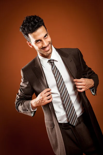 Χαμογελαστός άνθρωπος φοράει ένα σακάκι — Φωτογραφία Αρχείου