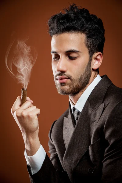 Курение сигары — стоковое фото