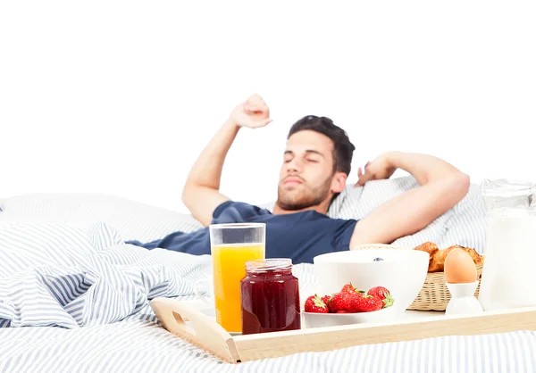 Man is het ontbijt in het bed — Stockfoto