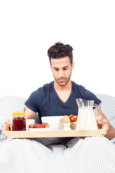 Mann frühstückt im Bett — Stockfoto
