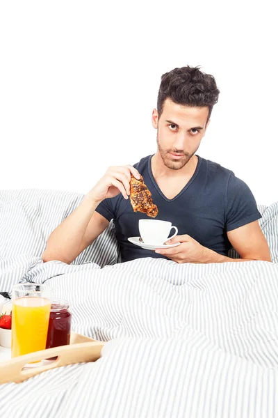 Člověk má snídaně v posteli — Stock fotografie