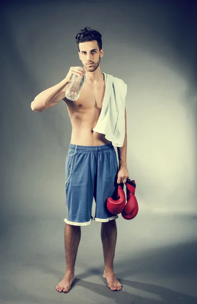 Boxeador con botella de agua — Foto de Stock