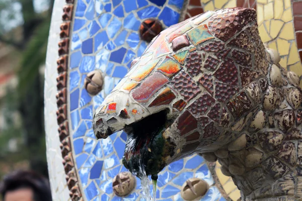 Kašna v Gaudího parku guell, barcelona, Španělsko — Stock fotografie