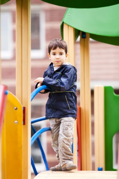 Chłopiec na plac zabaw dla dzieci — Zdjęcie stockowe