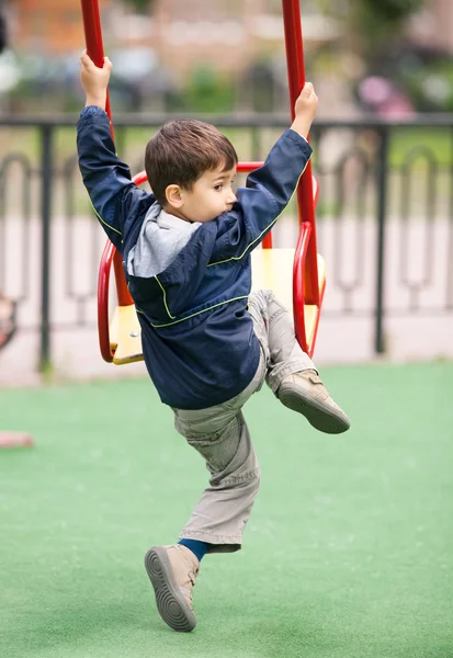 Pojke på swing — Stockfoto
