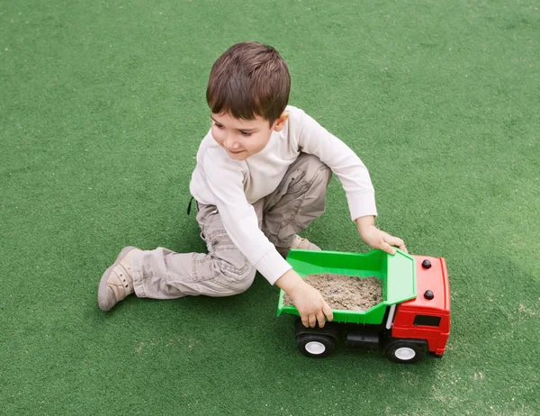 Menino joga com brinquedo carro — Fotografia de Stock