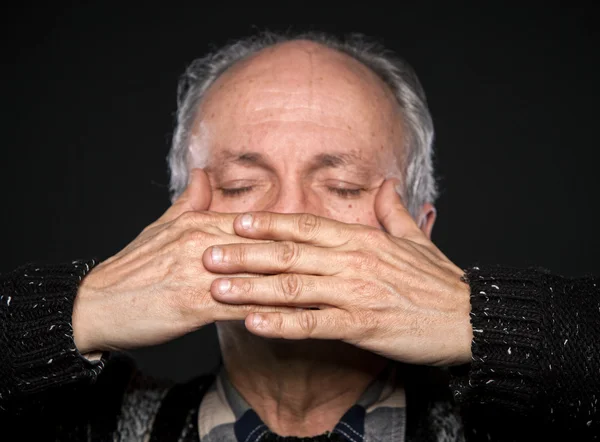 Oudere man met gesloten ogen — Stockfoto