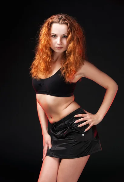 Rossa ragazza in un reggiseno nero — Foto Stock