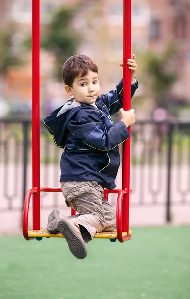 Pojke på swing — Stockfoto