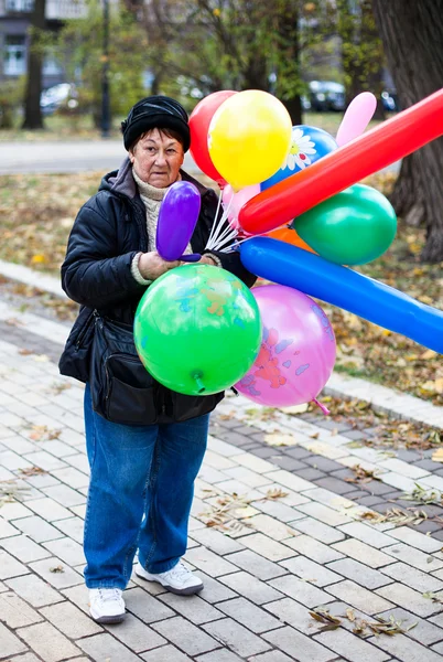 Μια ηλικιωμένη γυναίκα με μπαλόνια — Φωτογραφία Αρχείου