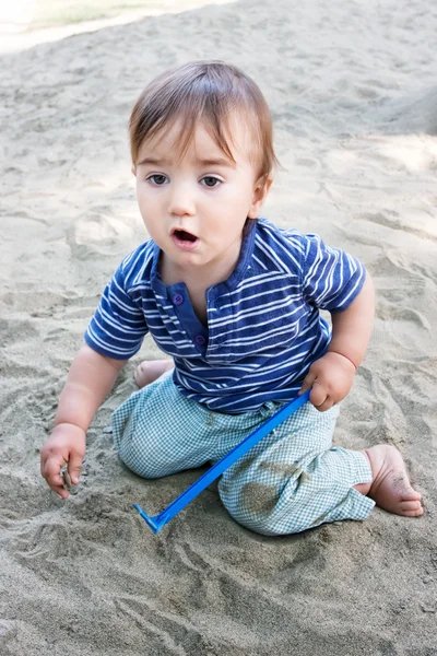 Söta unge leka med sand — Stockfoto