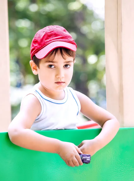 3-4-vuotiaan pojan muotokuva — kuvapankkivalokuva