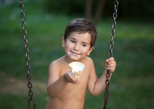 Boy eats ice cream — Stock Photo, Image