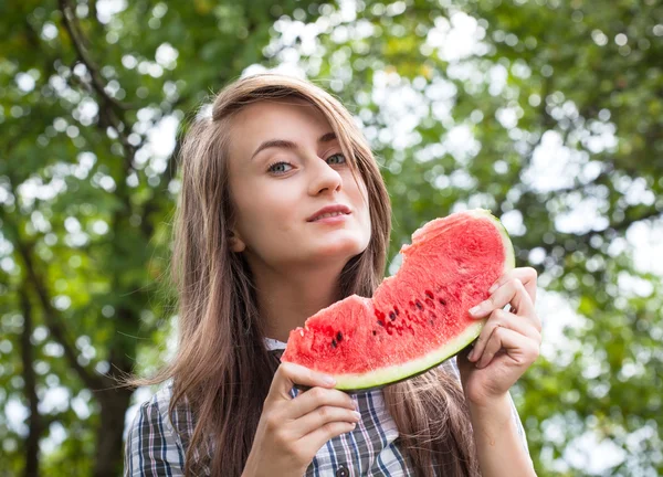 Kvinna och vattenmelon — Stockfoto