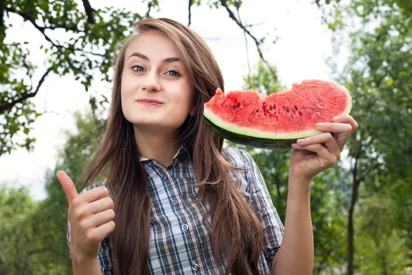 Frau und Wassermelone — Stockfoto