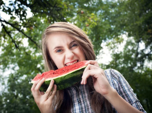 Vrouw en watermeloen — Stockfoto