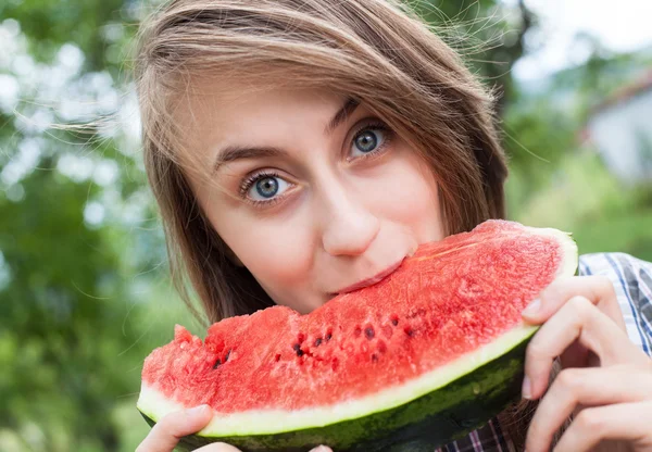 Frau und Wassermelone — Stockfoto
