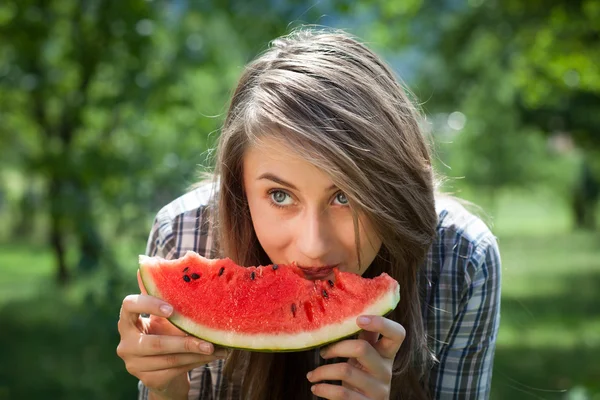 Kvinna och vattenmelon — Stockfoto