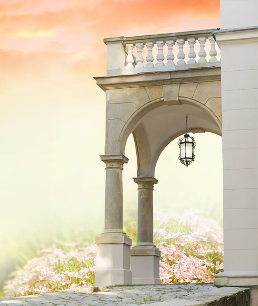 Portal clássico com colunas e jardim — Fotografia de Stock