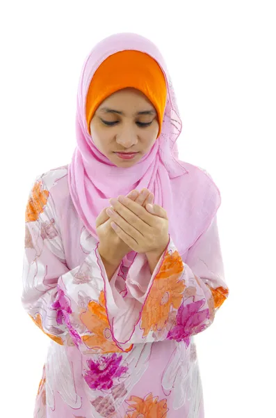 Malaiisch-muslimisches Mädchen betet — Stockfoto