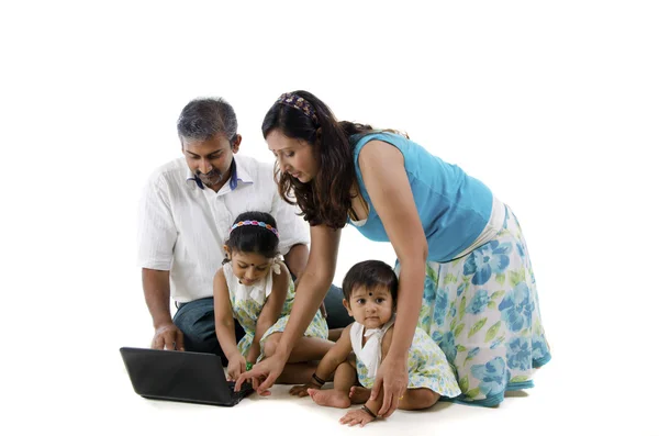 Indiase familie — Stockfoto