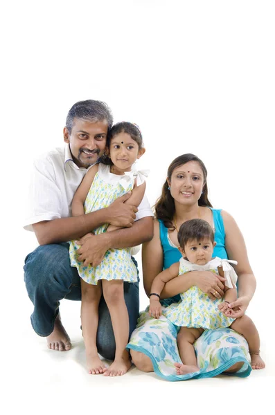 Família indiana feliz sentado no fundo branco — Fotografia de Stock
