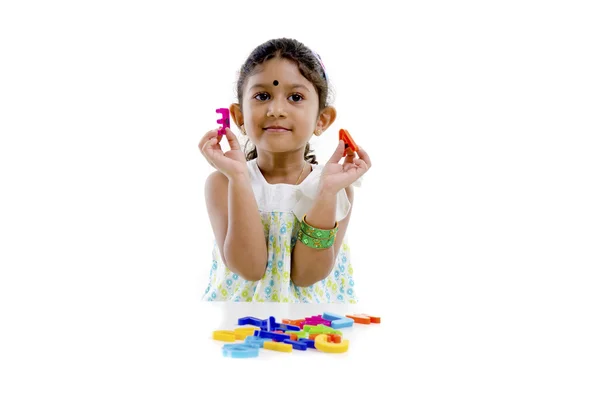 Индийский ребенок учится с алфавитными блоками — стоковое фото
