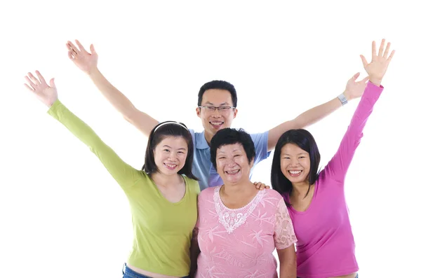 Aziatische en gelukkige familie geïsoleerd op witte achtergrond — Stockfoto