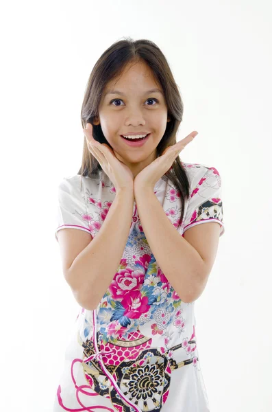 Asiatische gemischte Mädchen mit Cheongsam lächelnd — Stockfoto