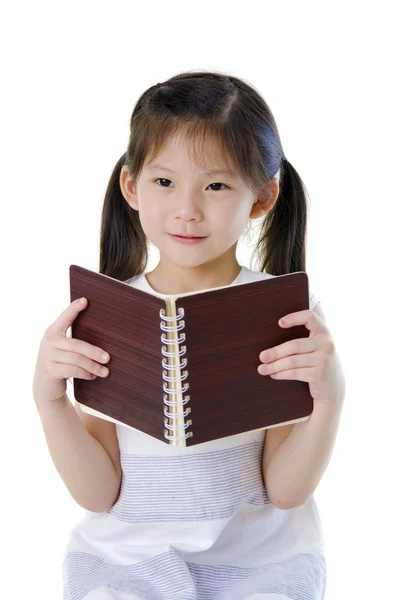 アジアの女の子は読む — ストック写真