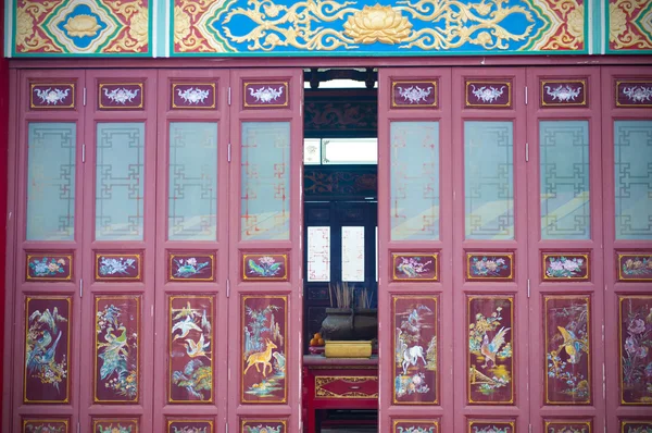 Feng sui puerta con decoración oriental tradicional — Foto de Stock