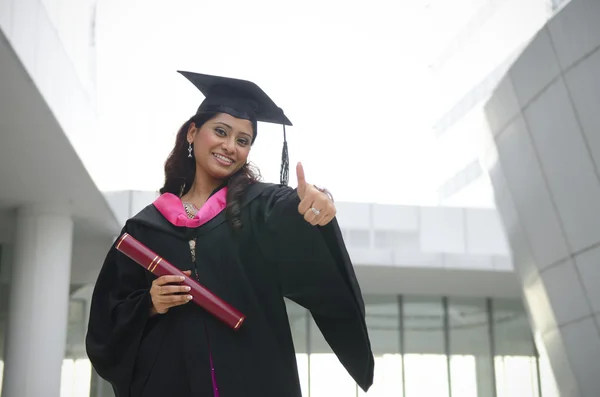 Indiano graduado feminino — Fotografia de Stock