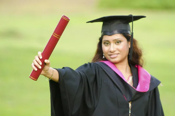Südasiatische Mädchen Abschluss — Stockfoto