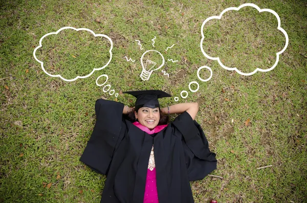 Mujer india graduada con la colocación y pensando en el futuro pro — Foto de Stock