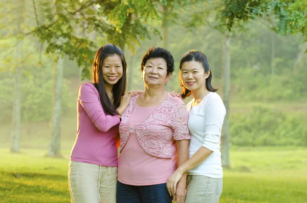Asya anne ve kızları — Stok fotoğraf