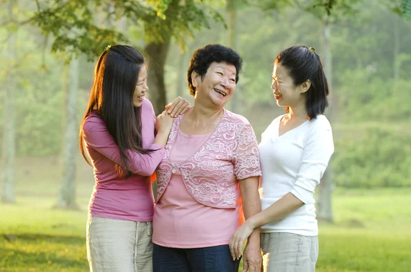 Asian mother and daughters — Stock Photo, Image