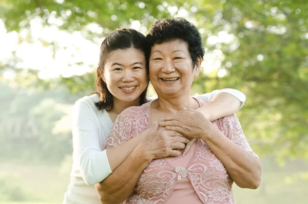 Portrait of asian mother and daugther — Stock Photo, Image