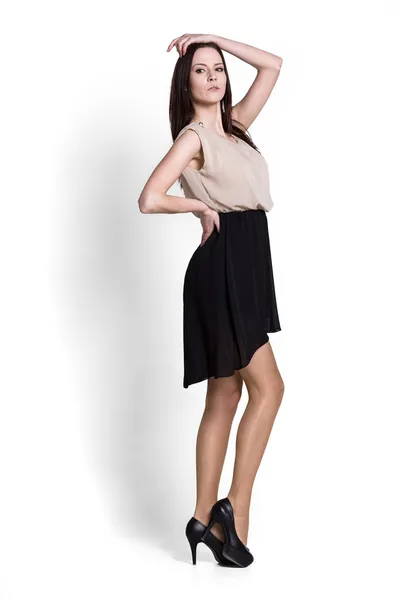 Vacker kvinna i svart kjol — Stockfoto