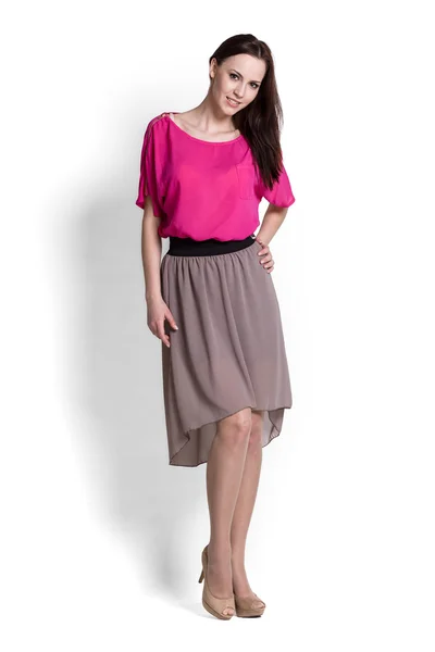 Beautifull kvinna i rosa blus och beige kjol — Stockfoto