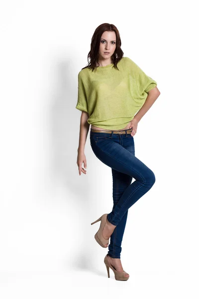 Mooie vrouw in groene blouse — Stockfoto